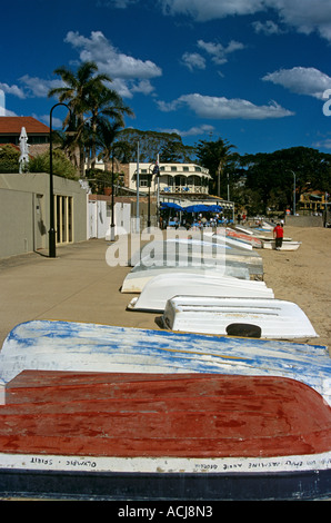 Fila di barche capovolta lungo il lungomare Doyles famoso ristorante di pesce, Watson Bay, Sydney, Nuovo Galles del Sud, Australia Foto Stock