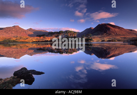 Alba la riflessione dei Twelve Bens Montagne in Derryclare Lough, Connemara, nella contea di Galway, Irlanda. Foto Stock