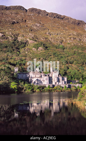 Kylemore Abbey riflessa in Pollacappul Lough, Connemara, nella contea di Galway, Irlanda. Foto Stock