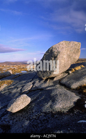 Granito irregolare glaciale vicino alla cima della montagna Moylenanav, Glendowan montagne, County Donegal, Irlanda. Foto Stock