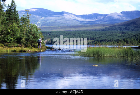 Cairn Gorm montagna in Strathspey visto dal west end di Loch Morlich Foto Stock