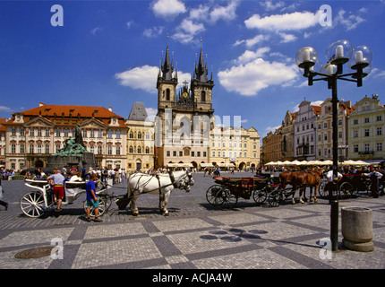 Carrelli nella Piazza della Città Vecchia di Praga Repubblica Ceca Foto Stock