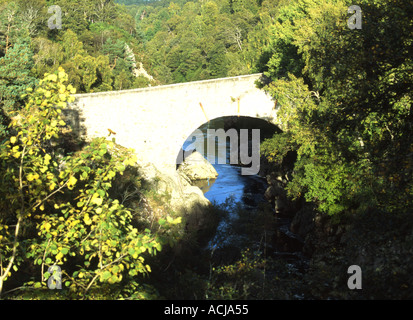 Dulsie ponte che attraversa la stretta gola oltre il Fiume Findhorn a Dulsie Foto Stock