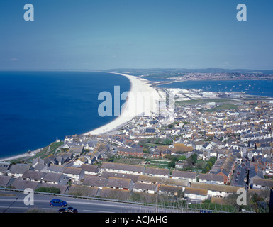 Vista su chiswell, fortuneswell e Chesil Beach, con portland Harbour sulla destra da un terreno nuovo portland dorset England Regno Unito Foto Stock