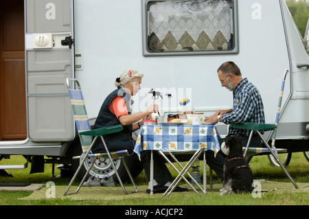 Coppia di mangiare a tavola Foto Stock