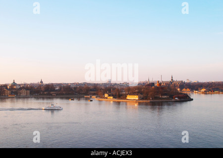 Una serata vista su Stoccolma Strom Strommen con un vecchio tipo di passeggero traghetto Djurgarden sull'acqua nella parte anteriore da sinistra a destra di Skeppsholmen e Kastellholmen isole Djurgarden a Stoccolma, Svezia, Sverige, Europa Foto Stock