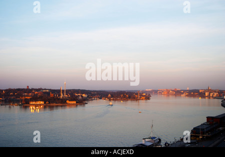Una serata vista su Strommen Stoccolma Strom con da sinistra a destra Kastellholmen Djurgarden e la retta che conducono fuori dell' arcipelago e Nacka Stadsgardskajen Stoccolma, Svezia, Sverige, Europa Foto Stock