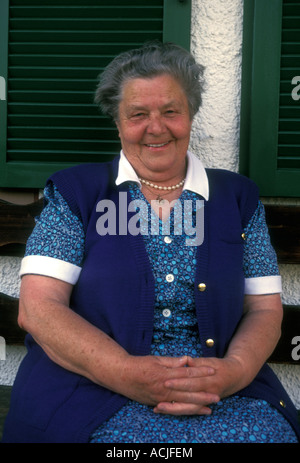 1 un popolo tedesco persona adulta femmina anziana coppia senior donna sorridente cittadina di Garmisch-Partenkirchen Baviera Germania Foto Stock