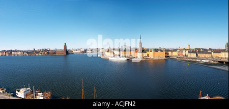 Un ampio panorama sulla Riddarfjarden acqua da sinistra a destra: il tasto Soder, Kungsholmen, Il Stadshuset Town Hall, Riddarholmen Foto Stock