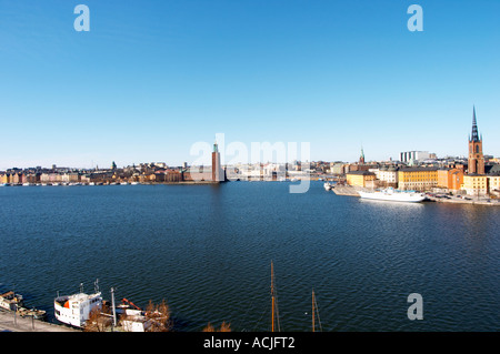 Una vista su Riddarfjarden acqua da sinistra a destra: il tasto Soder, Kungsholmen, Il Stadshuset Town Hall, Riddarholmen con il Foto Stock