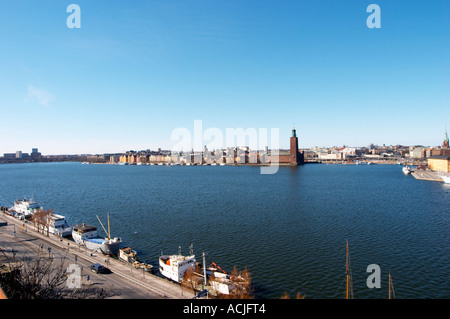 Una vista su Riddarfjarden acqua da sinistra a destra: il tasto Soder, Kungsholmen, Il Stadshuset Town Hall, Riddarholmen con il Foto Stock