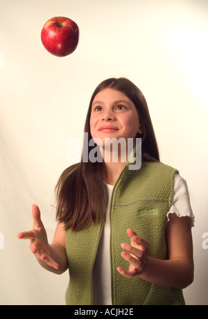 Ragazza giovane la giocoleria un Apple Foto Stock