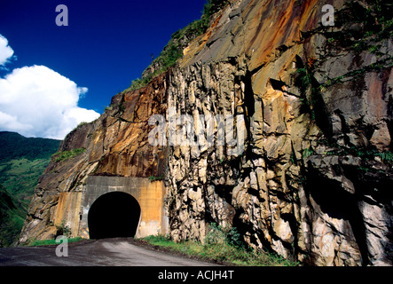 Tunnel lungo la strada di montagna, tunnel mountain road, Pastaza River Canyon, a est di Banos, provincia di Tungurahua, Ecuador, Sud America Foto Stock