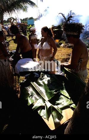 Natives preparare del cibo tradizionale isola di pasqua durante il Festival Tapati Rapa Nui Foto Stock