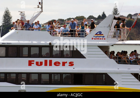 La Folla di passeggeri su gualchiere traghetto dal porto di Waitemata di Auckland Nuova Zelanda Foto Stock