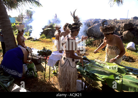 Natives preparare del cibo tradizionale isola di pasqua durante il Festival Tapati Rapa Nui Foto Stock