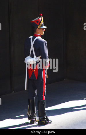 Una delle guardie di onore al mausoleo del generale Artigas su Plaza Independencia Piazza Indipendenza, vestito in vecchio stile uniforme di parata in rosso blu e bianco con inserti in pelle stivali da cavallo e Sabre. Montevideo, Uruguay Sud America Foto Stock