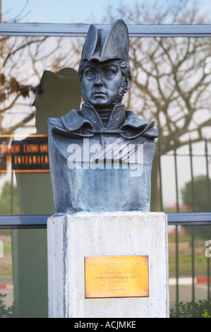 Statua busto di fronte ad un edificio militare vicino a Carlos Morales Street raffiguranti generale Jose de San Martin, liberatore di Argentina, Cile e Perù Montevideo, Uruguay Sud America Foto Stock