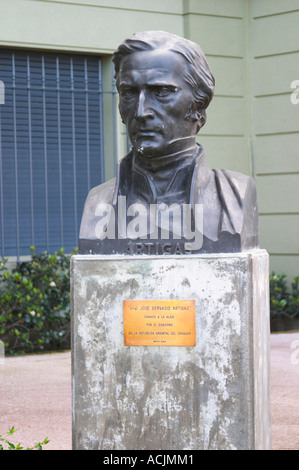 Statua busto di fronte ad un edificio militare vicino a Carlos Morales Street raffiguranti Artigas, generale Jose Gervasio Artigas, 1764-1850, chiamato il padre di Uruguayan indipendenza. Montevideo, Uruguay Sud America Foto Stock