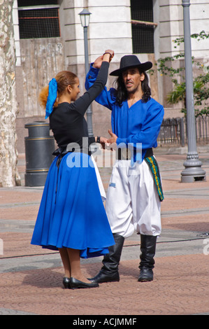 Plaza de Cagancha Square, un giovane uomo e donna ballare Flamenco e tango su una piazza della città, vestito di mantello blu top nero, bianco pantaloni e camicia blu e cappello nero Montevideo, Uruguay Sud America Foto Stock