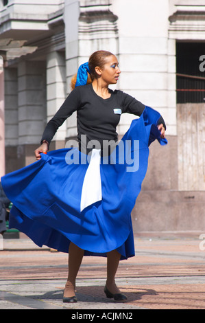 Plaza de Cagancha Square, un giovane uomo e donna ballare Flamenco e tango su una piazza della città, vestito di mantello blu top nero, bianco pantaloni e camicia blu e cappello nero. donna sollevamento e agitando il suo mantello. Montevideo, Uruguay Sud America Foto Stock