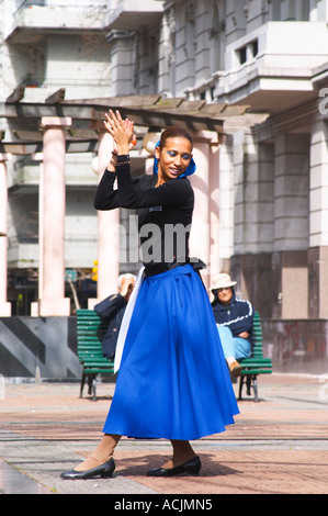 Plaza de Cagancha Square, un giovane uomo e donna ballare Flamenco e tango su una piazza della città, vestito di mantello blu top nero, bianco pantaloni e camicia blu e cappello nero. Donna battendo le mani e due curiosi guardando. Montevideo, Uruguay Sud America Foto Stock