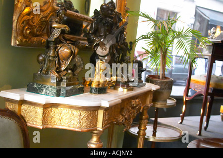 Interno di un negozio di antiquariato nel quartiere di San Telmo attorno a Plaza Dorrego Square, statue in bronzo di dimensioni variabili su una console Foto Stock