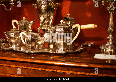 Interno di un negozio di antiquariato nel quartiere di San Telmo attorno a Plaza Dorrego Square, argento bollitore per tè o caffè impostata con samovar, crema Foto Stock