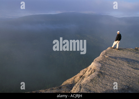 Solo escursionista su Roger la battuta, White Mountain National Forest, New Hampshire Foto Stock