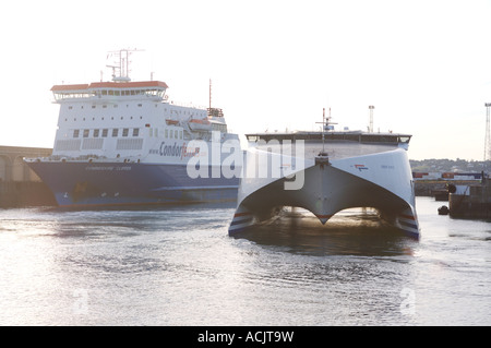 Le navi al terminale di Elizabeth Jersey Isole del Canale Foto Stock