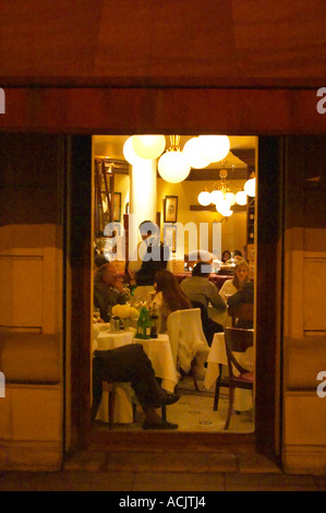 La principale sala da pranzo presso il ristorante pieno con zona pranzo gli ospiti e i camerieri che servono visto da fuori il Ristorante Oviedo, Foto Stock