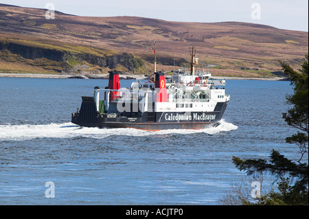 Caledonian MacBrayne in traghetto il suono del Giura dopo aver lasciato Port Askaig, isola di Islay, Argyll and Bute, Scozia Foto Stock