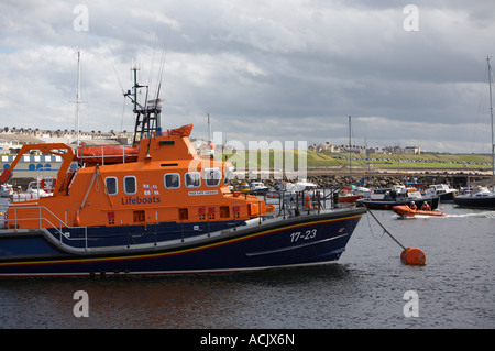 Portrush imbarcazioni di salvataggio Ken e Maria di classe D e costiera Katie Hannan Severn classe più grande della flotta RNLI ormeggiata in Portrush Foto Stock