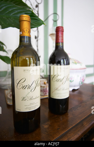 Due bottiglie di bianco e rosso bordeaux vino etichettato Carl Jan Vit e Carl Jan tondino realizzato dall'Perromats per il mercato svedese Chateau de Cerons (Cérons) Sauternes Gironde Aquitaine Francia Foto Stock