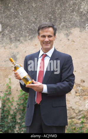 Xavier Perromat, enologo con una bottiglia di Chateau de Cerons vino Chateau de Cerons (Cérons) Sauternes Gironde Aquitaine Francia Foto Stock