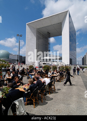 Imprenditori persone aventi il pranzo al di fuori di fronte al Grande Arche de La Defense di Parigi Francia Foto Stock