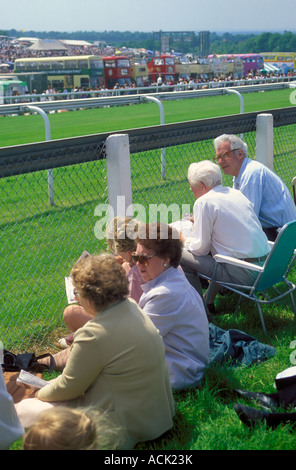 OAP, cinque vecchi pensionati di età, gli anziani, gli anziani godendo una giornata di gare sul giorno di Derby, ippodromo di Epsom Surrey, Inghilterra Foto Stock