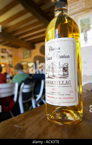 Una bottiglia di bianco e dolce Chateau Vieux Touron Monbazillac che va bene con i tartufi Truffiere de la Bergerie (Truffière) tartufi farm Ste Foy de finchéil Dordogne Francia Foto Stock