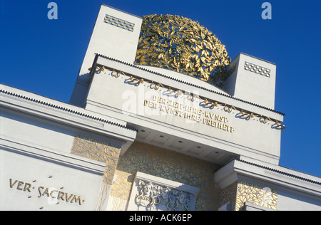 La facciata decorata con una cupola dorata del palazzo secessionista architetto Josef Maria Olbrich a Vienna Austria Foto Stock