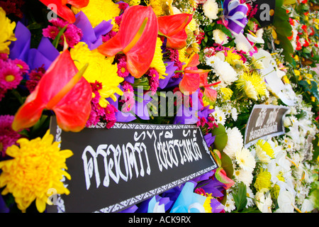 Ghirlande di fiori a sinistra al Wat Benchamabophit (il tempio in marmo) Bangkok, Thailandia Foto Stock