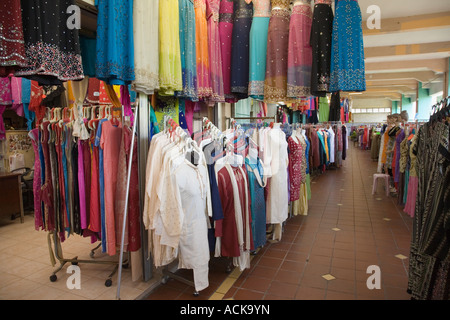 Indian Signore abiti appendiabiti in vendita al piano superiore nel centro Zhujiao mercato in quartiere etnico della città Little India Singapore Foto Stock