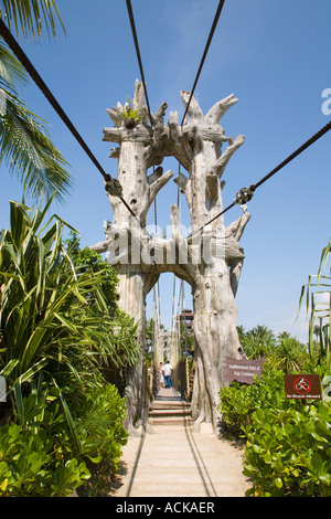 Corda in legno ponte di sospensione da Palawan Beach in laguna al punto più meridionale dell'Asia l'Isola di Sentosa Singapore Foto Stock