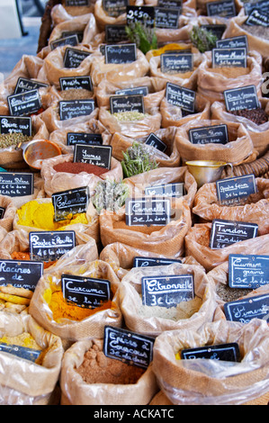 Strada del mercato di mercanti di stallo con molti tipi diversi di stile Provenzale le spezie e le erbe presentati in piccoli sacchi Sanary Var Costa Azzurra Francia Foto Stock