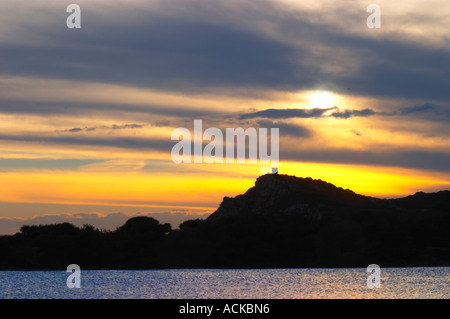 Vista da Sanary sul mare verso St Pierre des Embiez isola al tramonto, il sole scompare dietro l'isola, scuro mare e cielo luminoso giallo arancione nuvole scure sopra Le Brusc Six Fours Var Costa Azzurra Francia Foto Stock