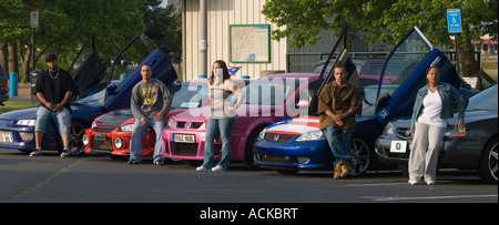 I membri di un automobile club di modificare le loro vetture per mostrare. New Haven Connecticut USA Foto Stock