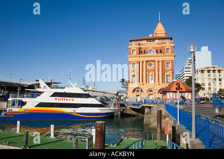 Neoclassico Edificio Traghetto per porta sul lungomare di gualchiere Quickcat traghetto nel porto Waitemata di Auckland Nuova Zelanda Foto Stock