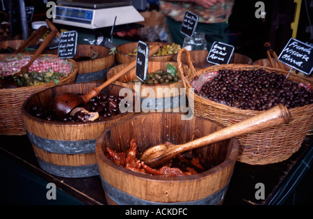 Selezione di olive e pomodori secchi in vasche per la vendita al Mercato degli Agricoltori Green Park Bath Spa, Somerset, Inghilterra, Regno Unito Foto Stock