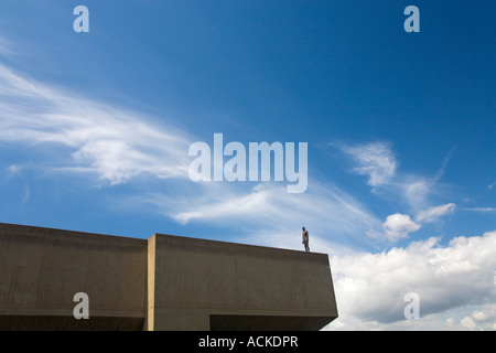 Antony Gormley scultura Figura sulla costruzione di Southbank a south bank 'Event Horizon' Exhibition London REGNO UNITO Foto Stock