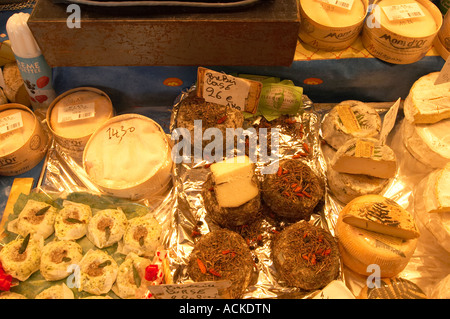 Display di formaggio in un tradizionale mercato francese Foto Stock