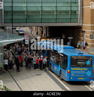 Imbarco passeggeri single decker bus Southampton Inghilterra Foto Stock